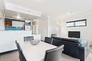 Apartment, 2 Bedrooms, 2 Bathrooms (1 Queen & 2 Single Beds) - Republic Apartments (Spring Hill)