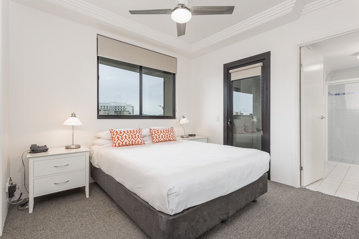 公寓, 2 間臥室, 2 間浴室 (2 x Queen Beds, Aircon in in bedrooms) | 1 間睡房、隔音、熨斗/熨衫板、嬰兒床 (收費)