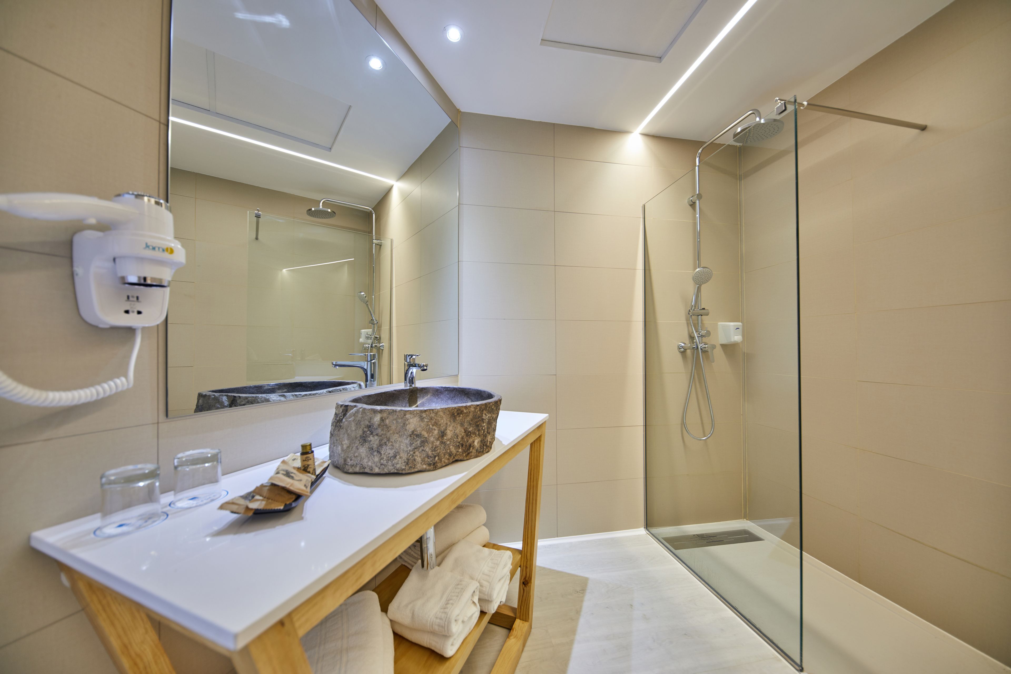 shower, free toiletries, hair dryer, towels