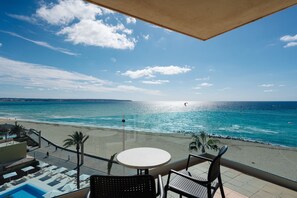 Suite Junior, balcon, vue mer | Enceinte de l’hébergement