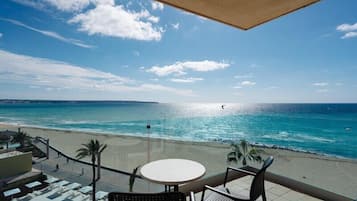 Junior-suite - balkon - havudsigt | Udendørs spisemuligheder | 2 restauranter, der serverer morgenmad, frokost og aftensmad