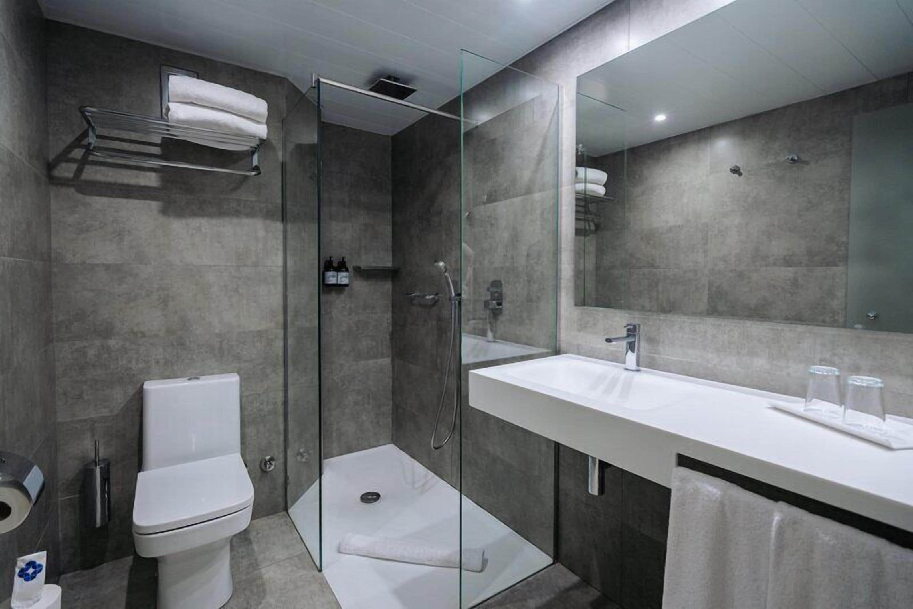 Suite junior, balcón, vistas al mar | Baño