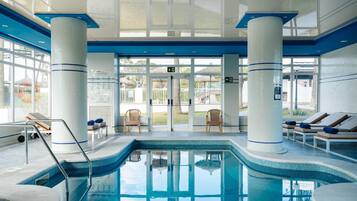 Piscina coberta, piscina a l'aire lliure de temporada i para-sols