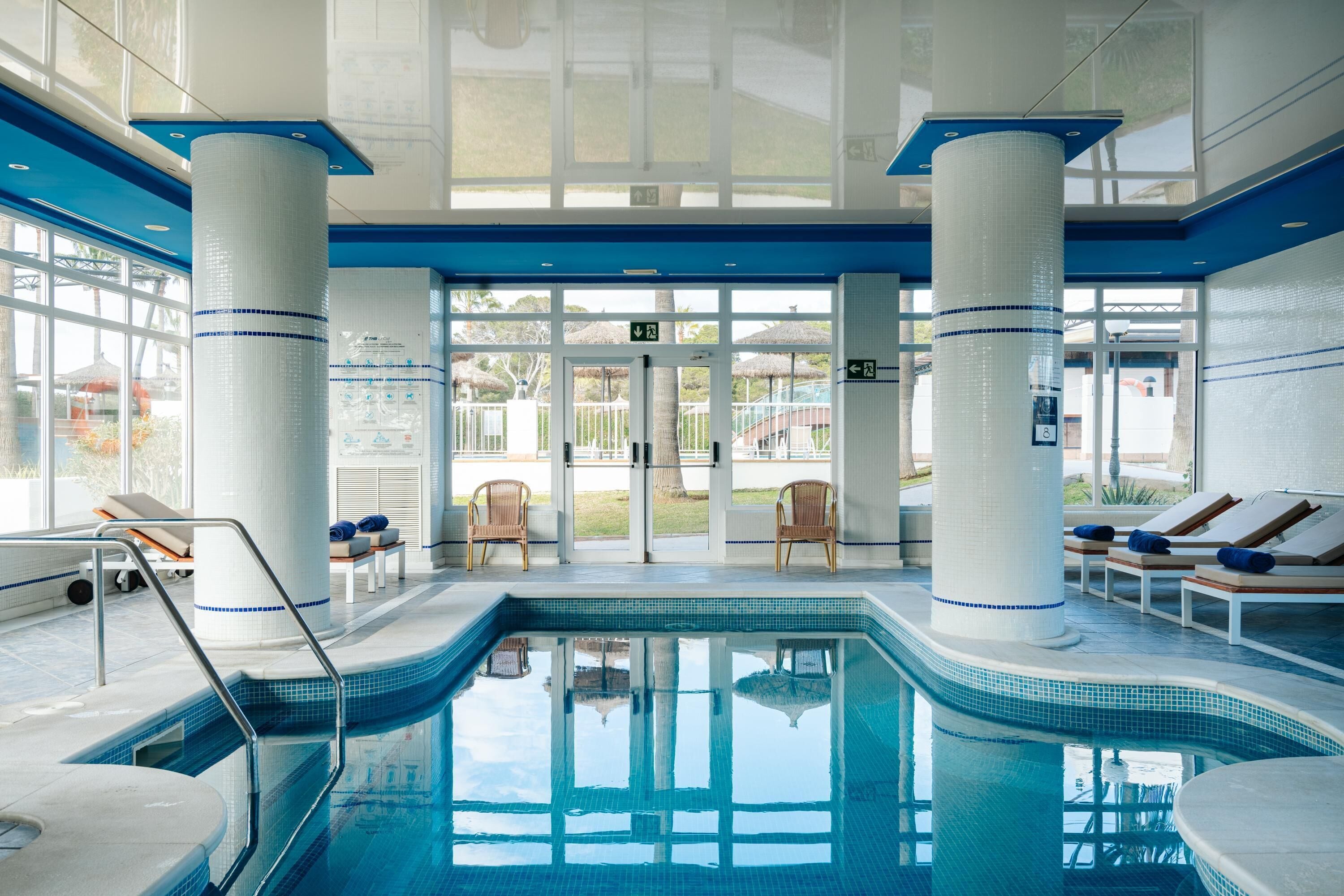 Innenpool, Außenpool (je nach Saison geöffnet), Sonnenschirme