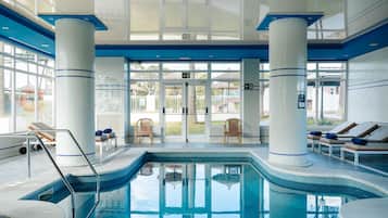 Innenpool, AuĂenpool (je nach Saison geöffnet), Sonnenschirme