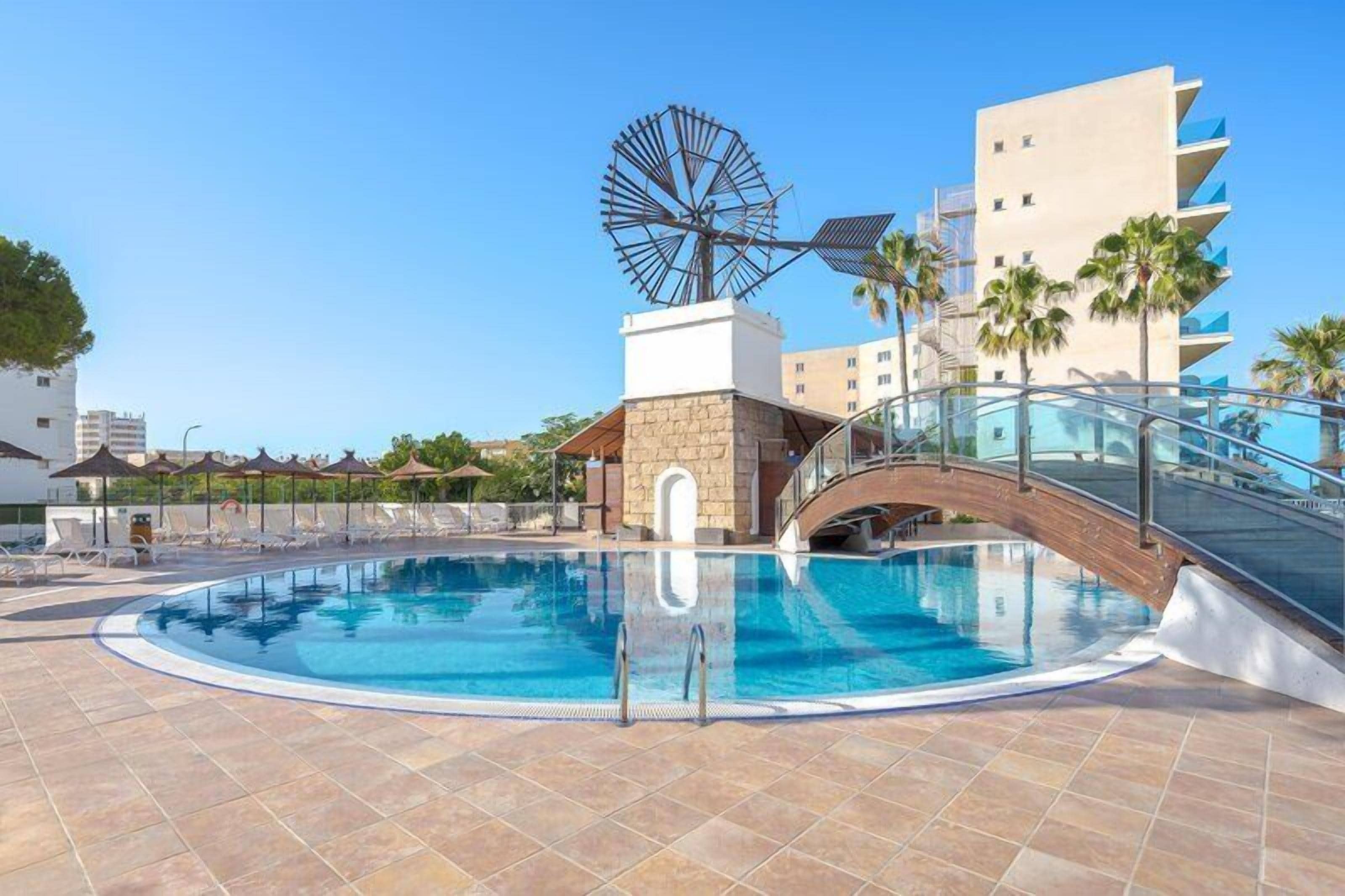 Piscina interna, piscina externa sazonal, guarda-sóis, espreguiçadeiras