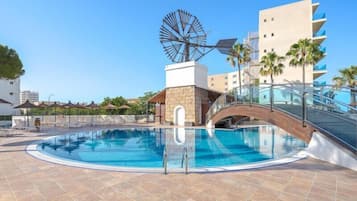 Piscina interna, piscina externa sazonal, guarda-sóis, espreguiçadeiras