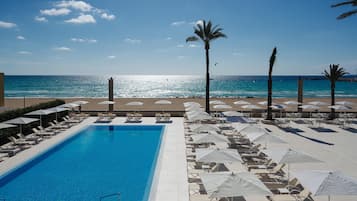 Innenpool, AuĂenpool (je nach Saison geöffnet), Sonnenschirme