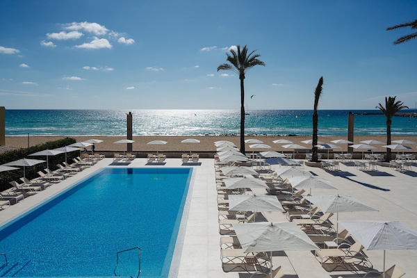 Innenpool, Außenpool (je nach Saison geöffnet), Sonnenschirme