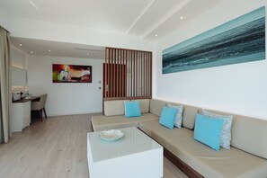 Suite Junior, balcon, vue mer | Coin séjour