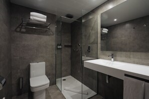 Articles de toilette gratuits, sèche-cheveux, serviettes fournies