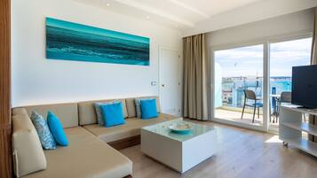 Junior suite, balkon, uitzicht op zee | Woonruimte | Een lcd-televisie