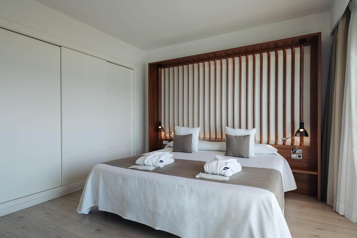 junior suite, balcony, sea view | desk, free wifi, bed sheets, wheelchair access