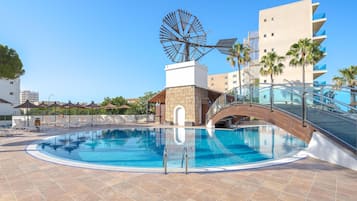 Een binnenzwembad en een seizoensgebonden buitenzwembad