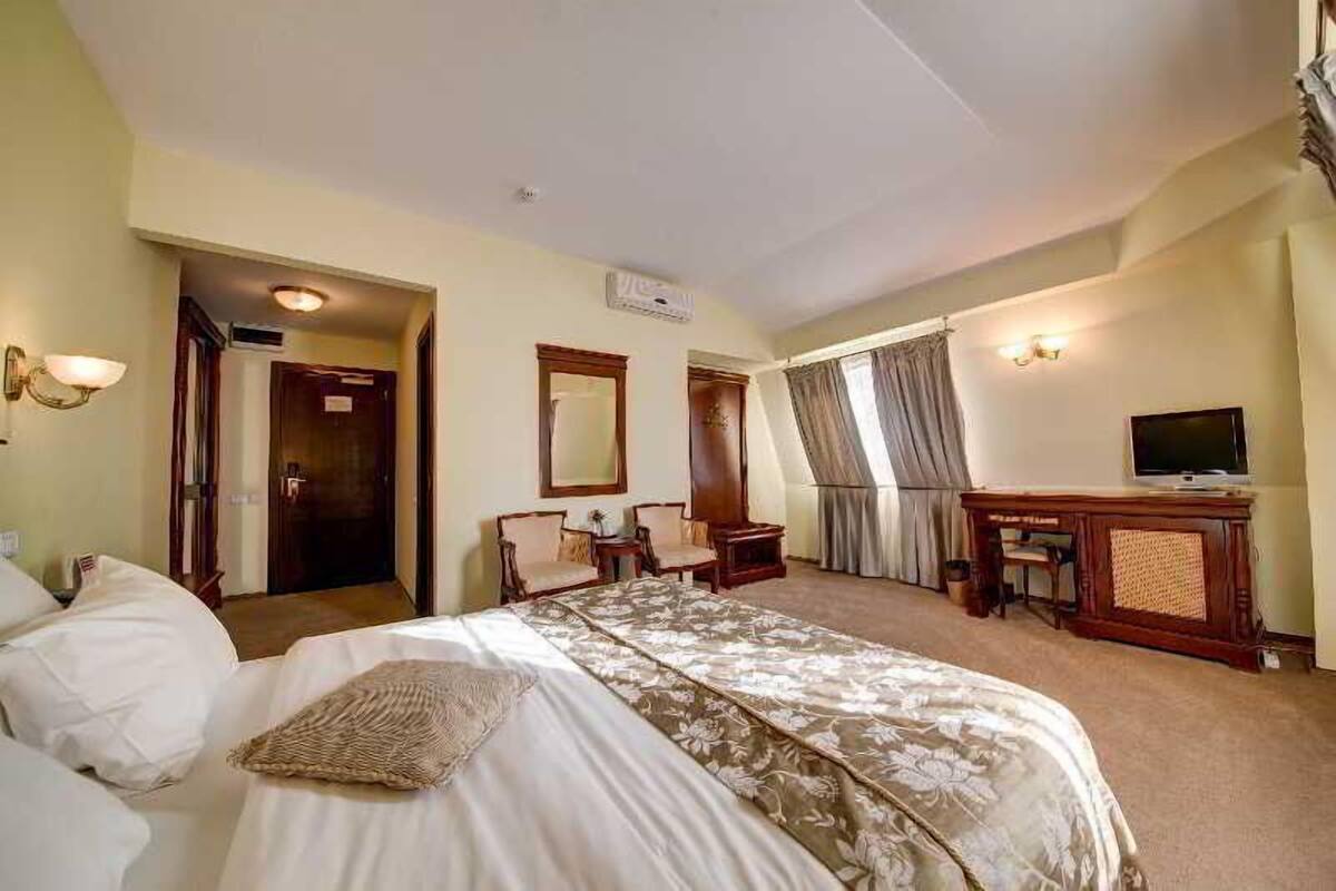 Pillowtop beds, minibar, in-room safe, desk