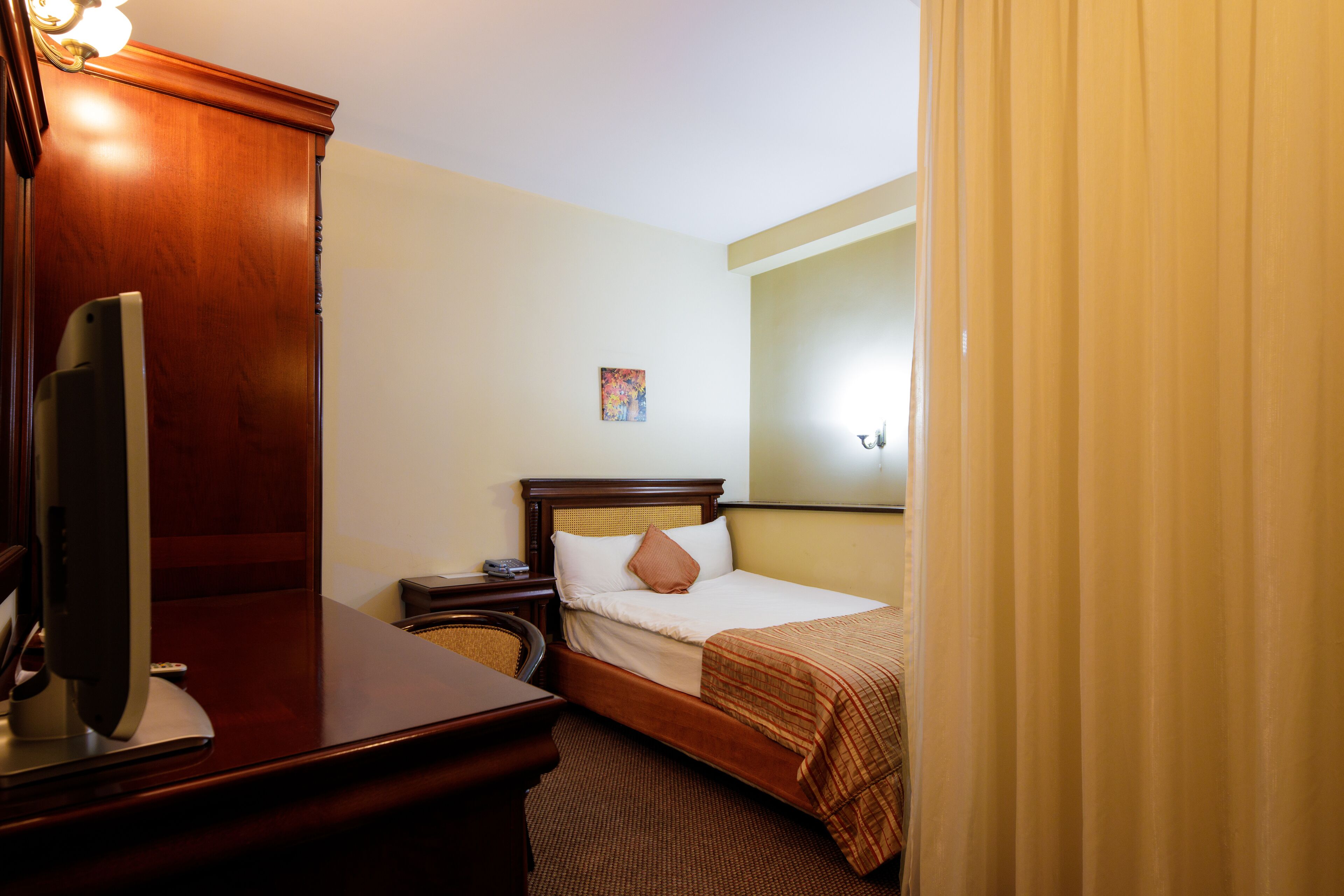 economy single room | 1 bedroom, pillow-top beds, minibar, in-room safe