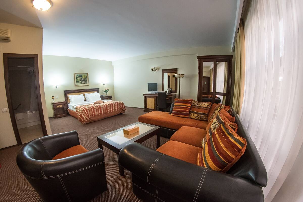 Pillowtop beds, minibar, in-room safe, desk