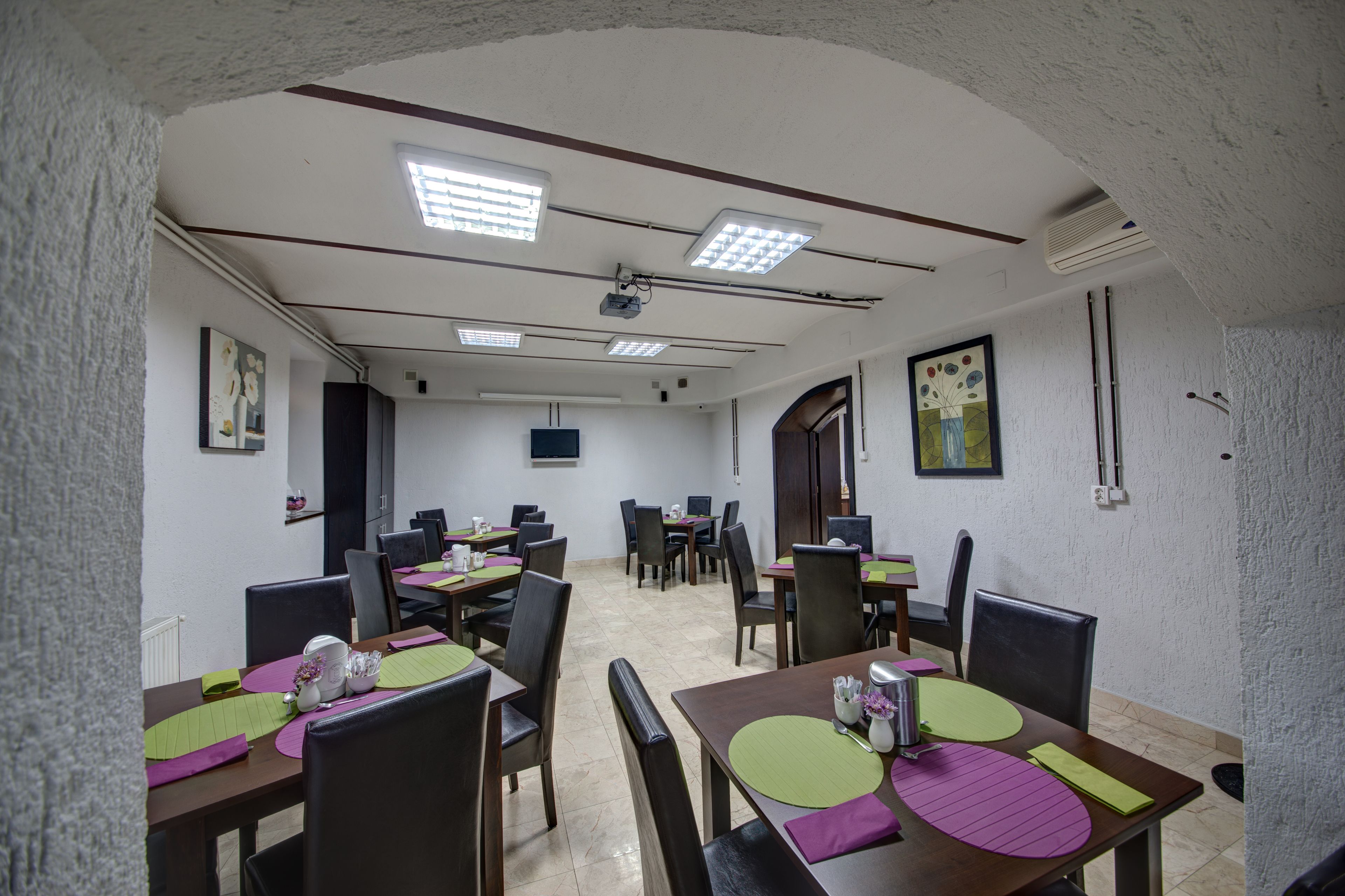 Petit déjeuner buffet (35 RON par personne)