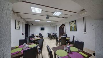 Petit déjeuner buffet (35 RON par personne)