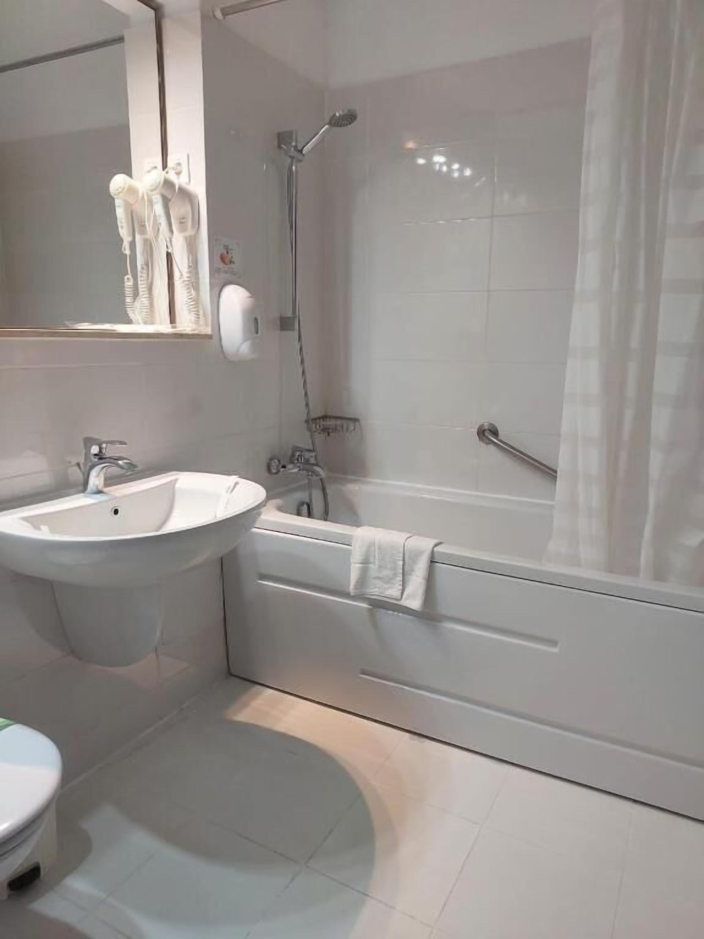 standard twin room | bathroom | free toiletries, hair dryer, slippers, towels