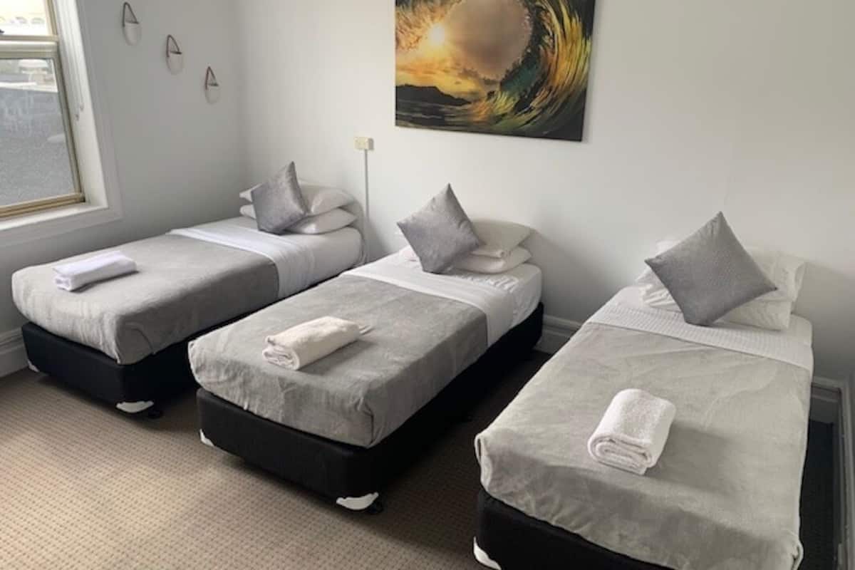Standard Triple Room, 3 Katil Bujang (Single), Shared Bathroom | 1 bilik tidur, langsir/tirai gelap terus, seterika/papan seterika