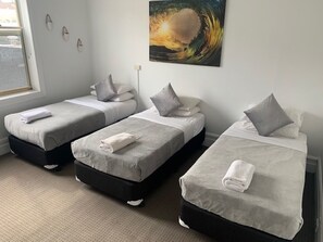 Standaard driepersoonskamer, 3 eenpersoonsbedden, gedeelde badkamer | 1 slaapkamer, verduisterende gordijnen, een strijkplank/strijkijzer