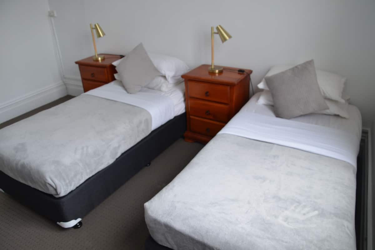 Twin Room, 2 Katil Bujang (Single), Shared Bathroom | 1 bilik tidur, langsir/tirai gelap terus, seterika/papan seterika