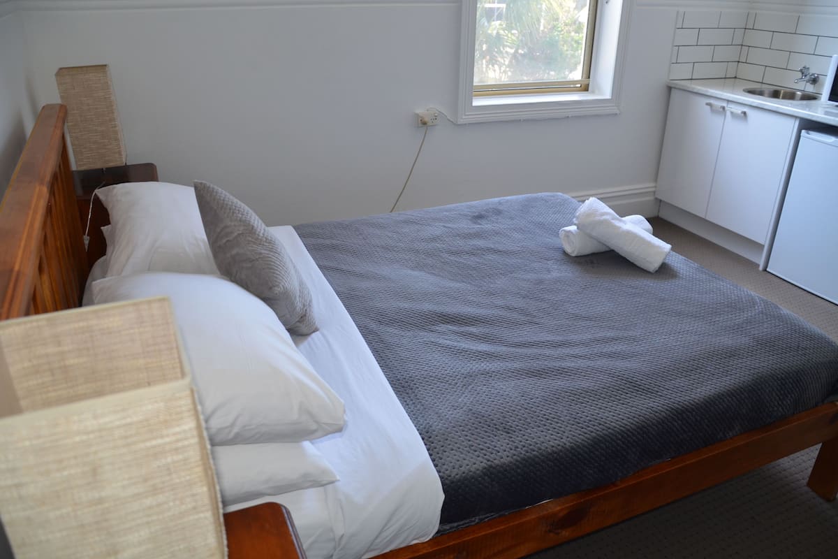 Double Room, Kitchenette, Partial Sea View | 1 bilik tidur, langsir/tirai gelap terus, seterika/papan seterika