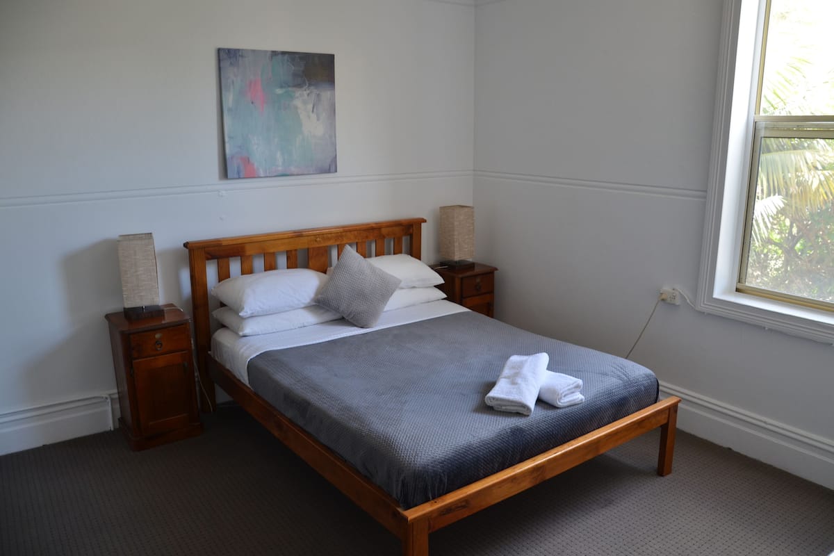 Deluxe Double Room, 1 Katil Ratu (Queen), Kitchenette | 1 bilik tidur, langsir/tirai gelap terus, seterika/papan seterika