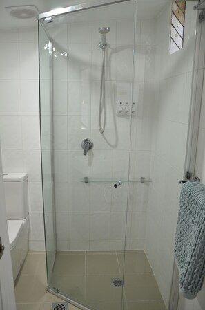 Studio, zum Innenhof hin | Badezimmer | Dusche, kostenlose Toilettenartikel, Haartrockner, Handtücher