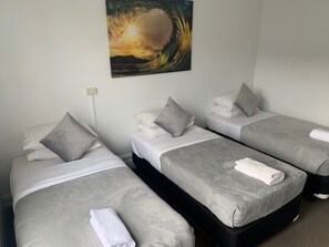 Standard-Dreibettzimmer, 3 Einzelbetten, Gemeinschaftsbad | Verdunkelungsvorhänge, Bügeleisen/Bügelbrett, kostenloses WLAN