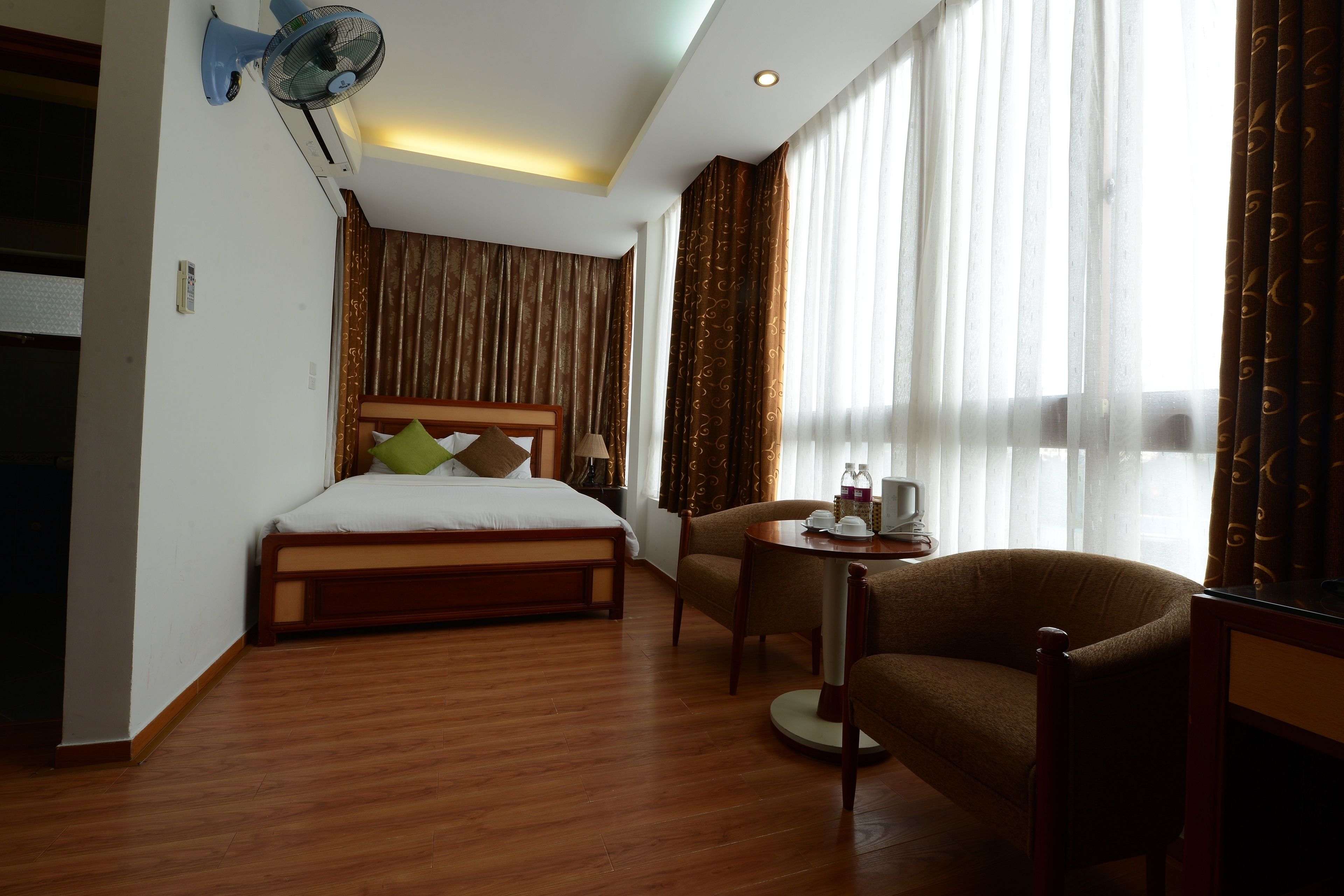 deluxe room, 1 double bed, lake view | down duvets, minibar, in-room safe, desk