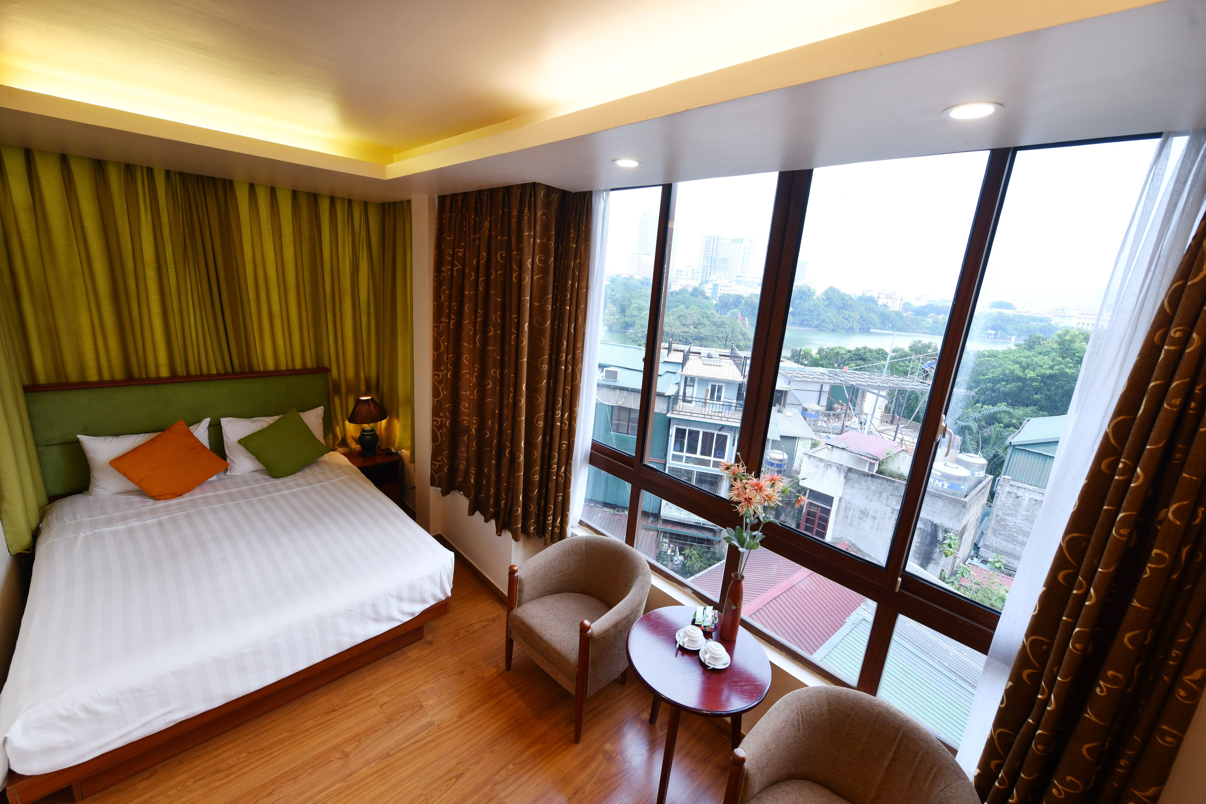 deluxe room, 1 double bed, lake view | down duvets, minibar, in-room safe, desk