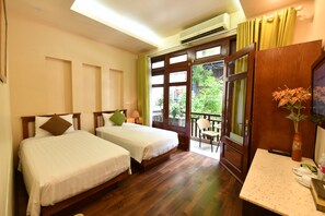 Phòng Deluxe, 1 giường đôi hoặc 2 giường đơn, quang cảnh thành phố | Chăn bông, minibar, két bảo mật tại phòng, bàn