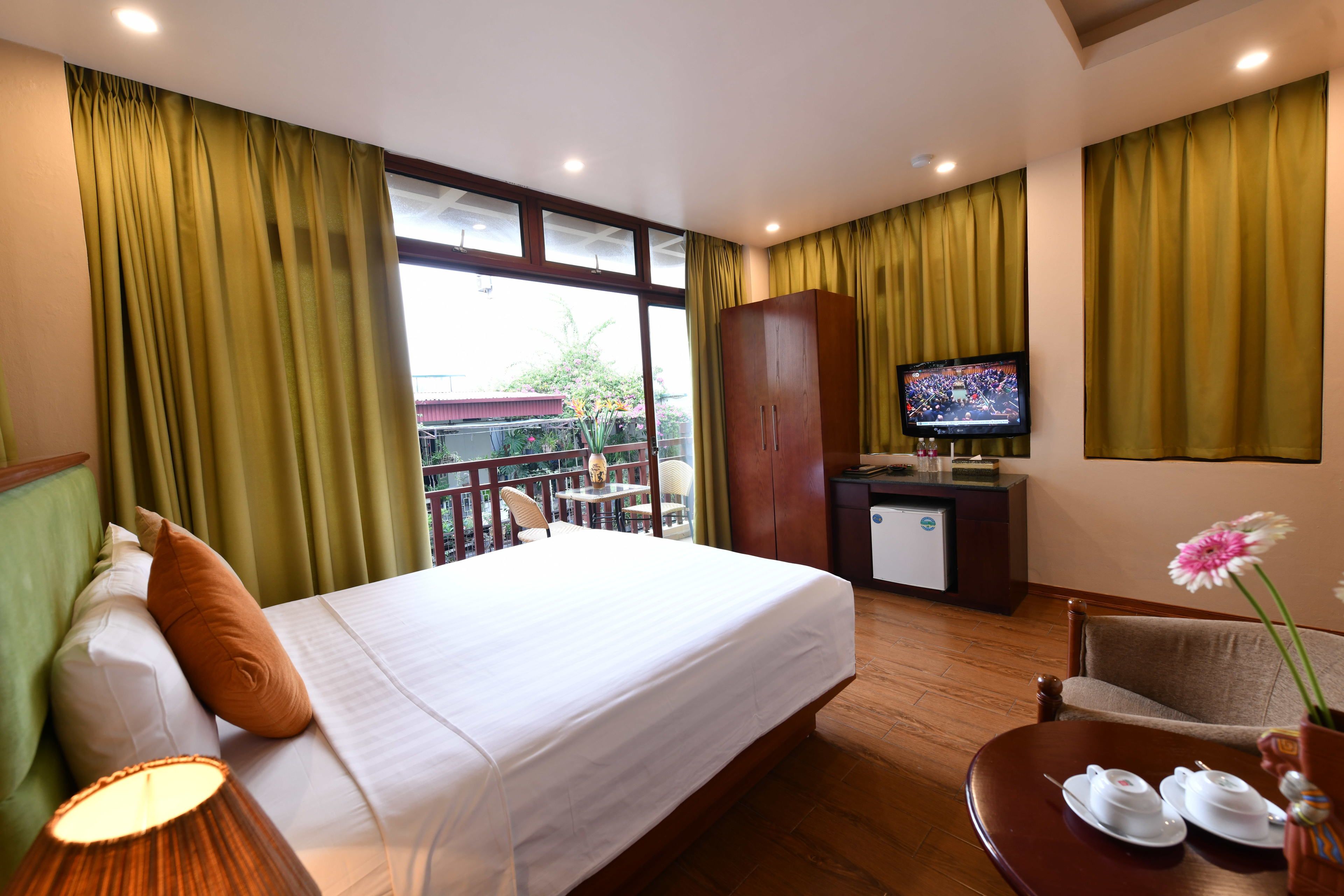 deluxe room, 1 double or 2 single beds, city view | down duvets, minibar, in-room safe, desk