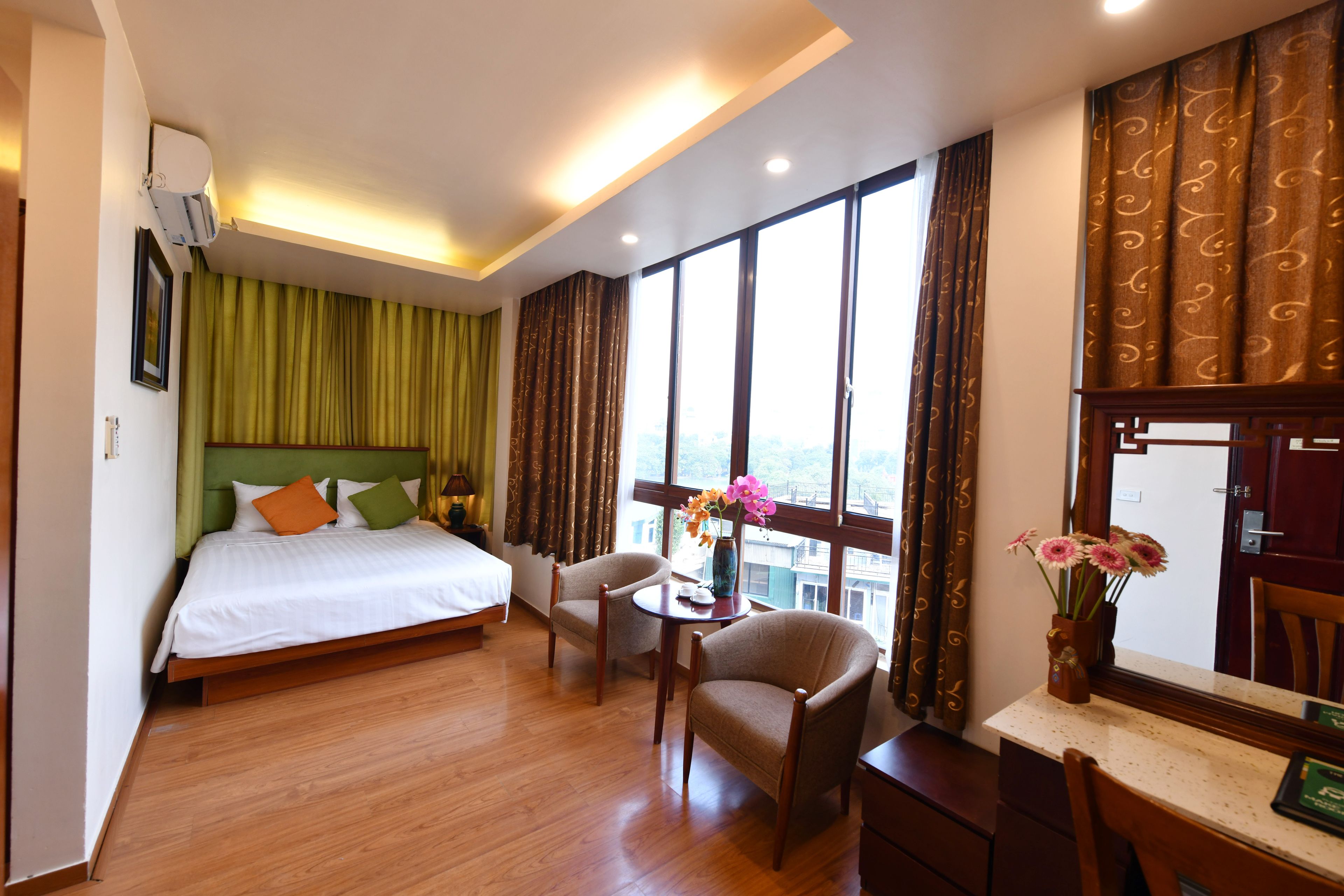 deluxe room, 1 double bed, lake view | down duvets, minibar, in-room safe, desk