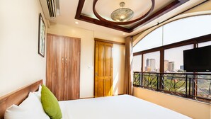 Habitación Deluxe, 1 cama matrimonial, vista al lago | Edredón, minibar, caja de seguridad en la habitación y escritorio 