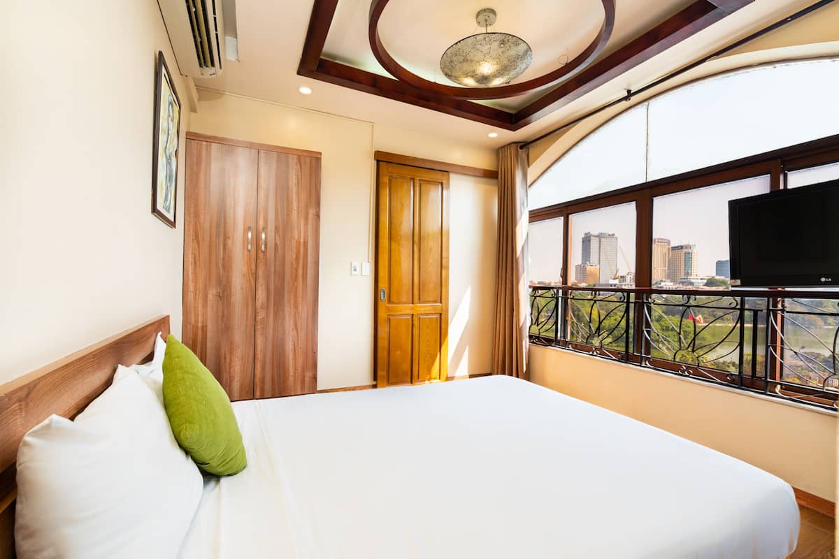 Deluxe Room, 1 Double Bed, Lake View | Down duvets, minibar, in-room safe, desk
