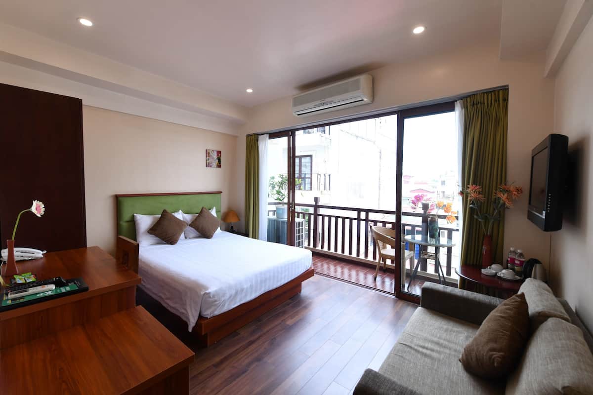 Deluxe kamer, 1 tweepersoonsbed of 2 eenpersoonsbedden, uitzicht op de stad | Donsdekens, een minibar, een kluis op de kamer, een bureau