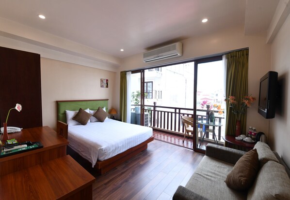 Chambre Deluxe, 1 lit double ou 2 lits jumeaux, vue sur la ville | Couette en duvet, minibar, coffre-fort, bureau