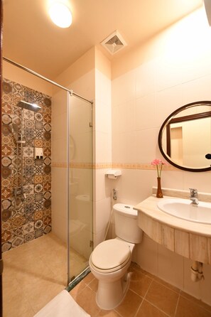 Deluxe Room, 1 Double or 2 Single Beds, City View | Bathroom