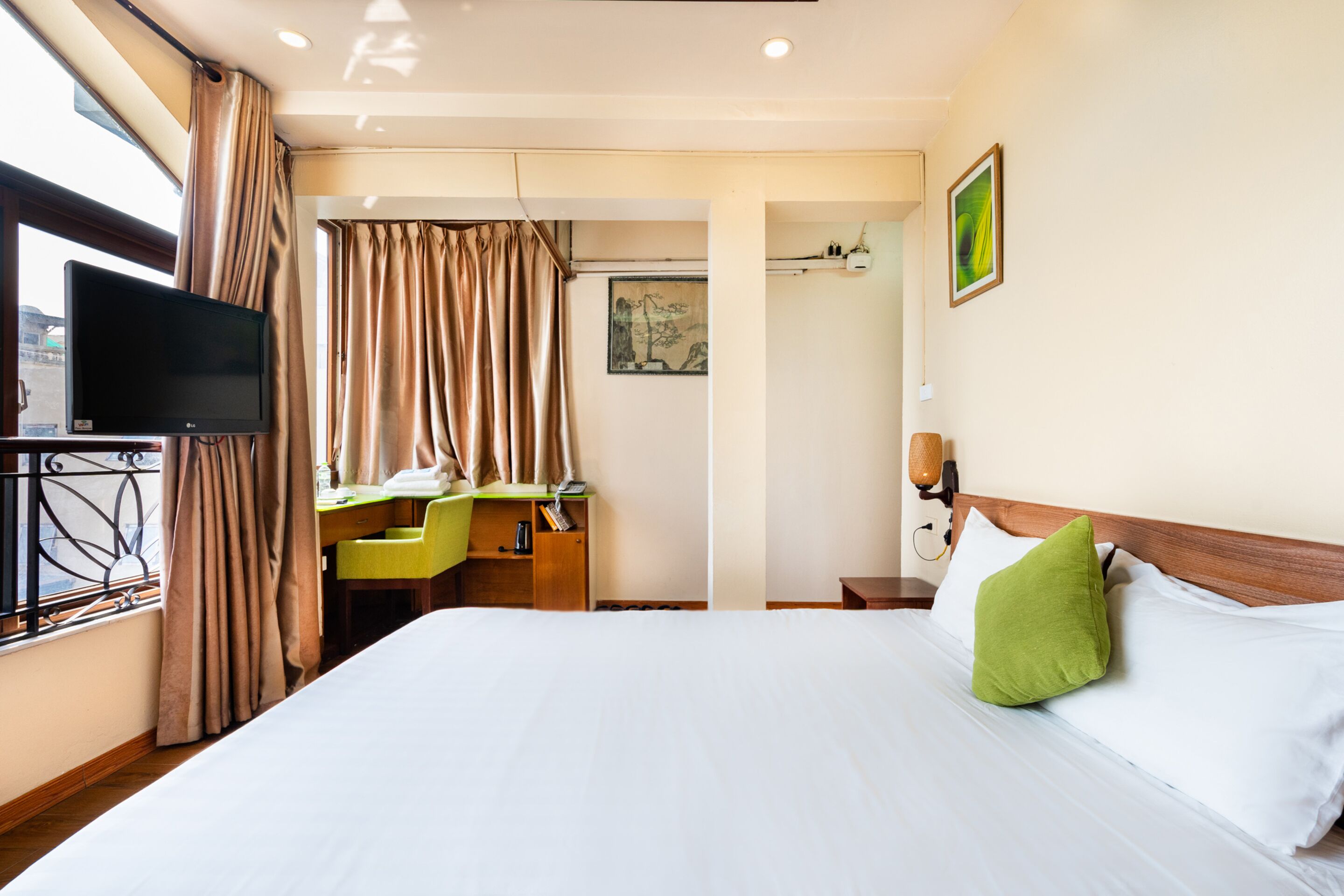 deluxe room, 1 double bed, lake view | down duvets, minibar, in-room safe, desk