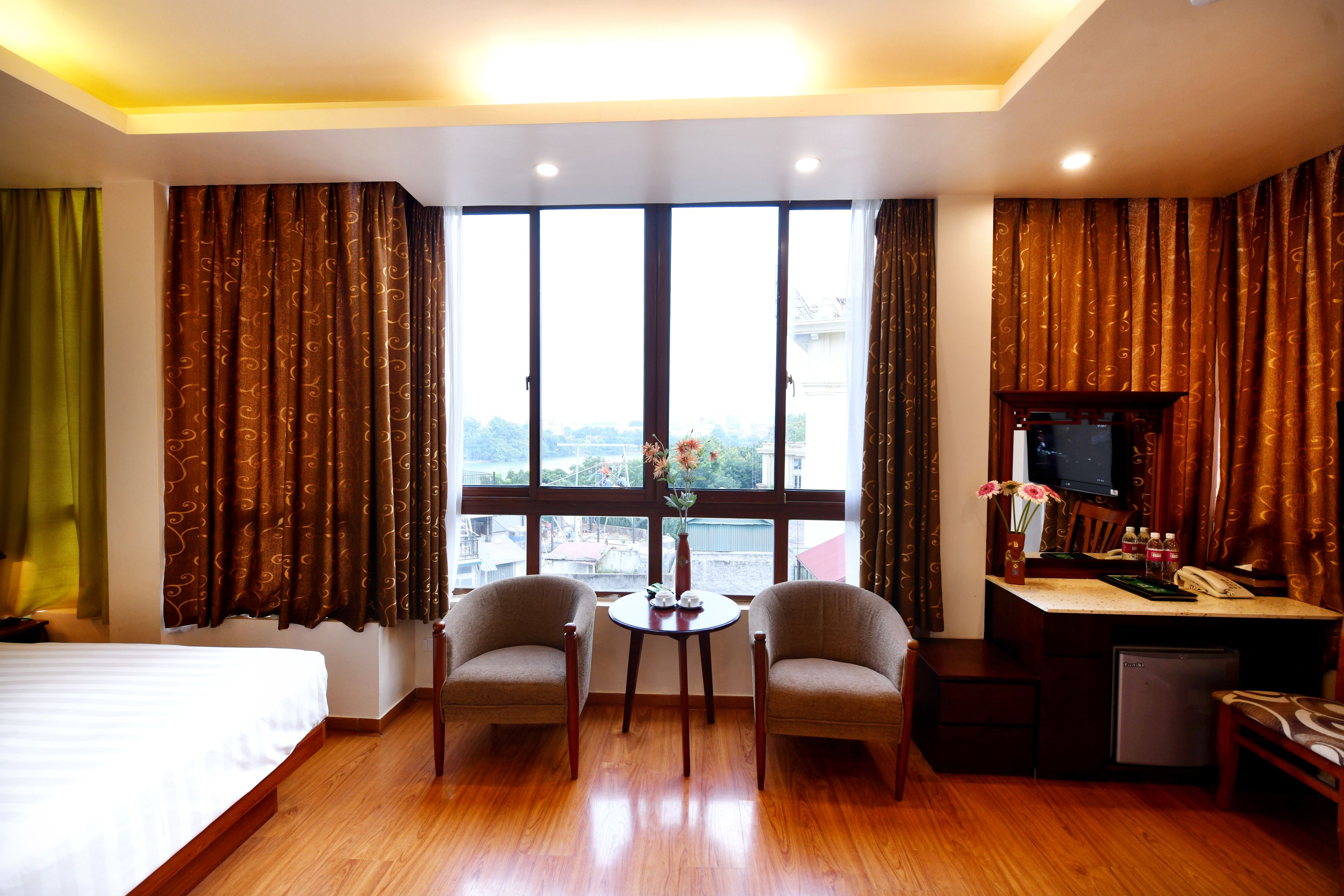 deluxe room, 1 double bed, lake view | down duvets, minibar, in-room safe, desk