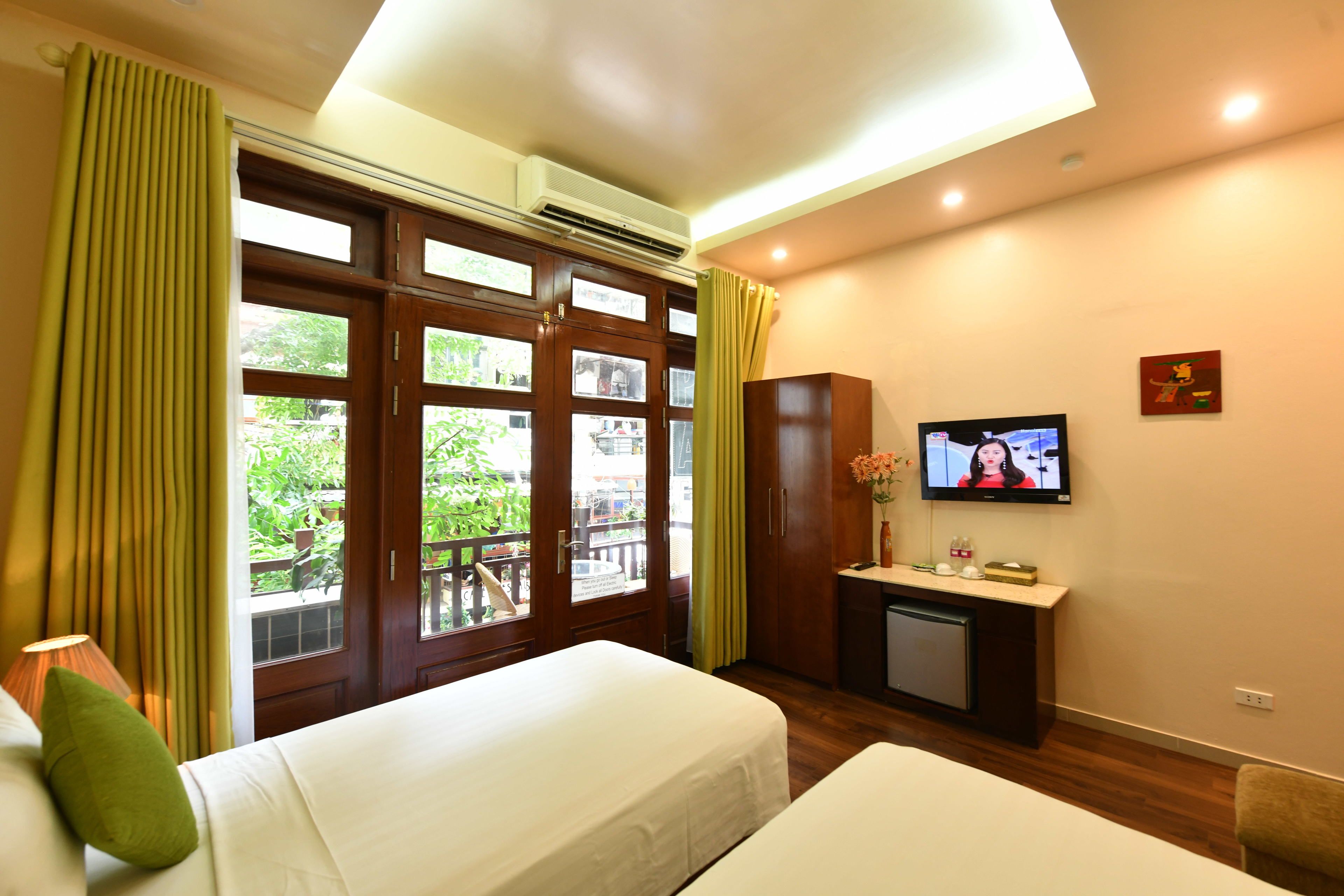 deluxe room, 1 double or 2 single beds, city view | down duvets, minibar, in-room safe, desk