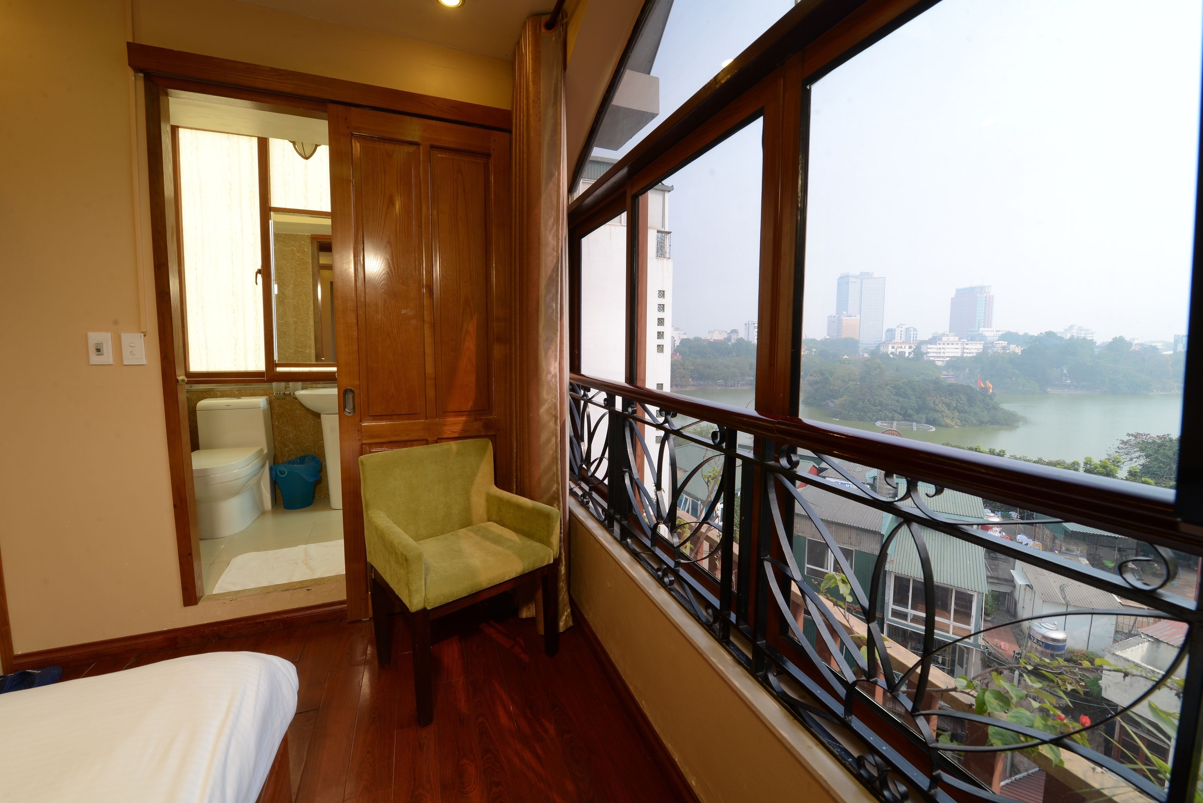 deluxe room, 1 double bed, lake view | down duvets, minibar, in-room safe, desk