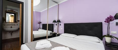 Minibar, coffres-forts dans les chambres, bureau, rideaux occultants