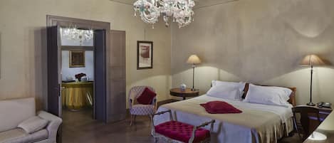 Minibar, caja de seguridad en la habitación y escritorio