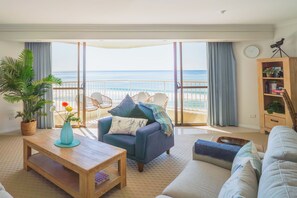 Executive Apartment | Living area | 100-cm flat-screen TV with cable channels, LCD TV - The Breakers (Surfers Paradise)