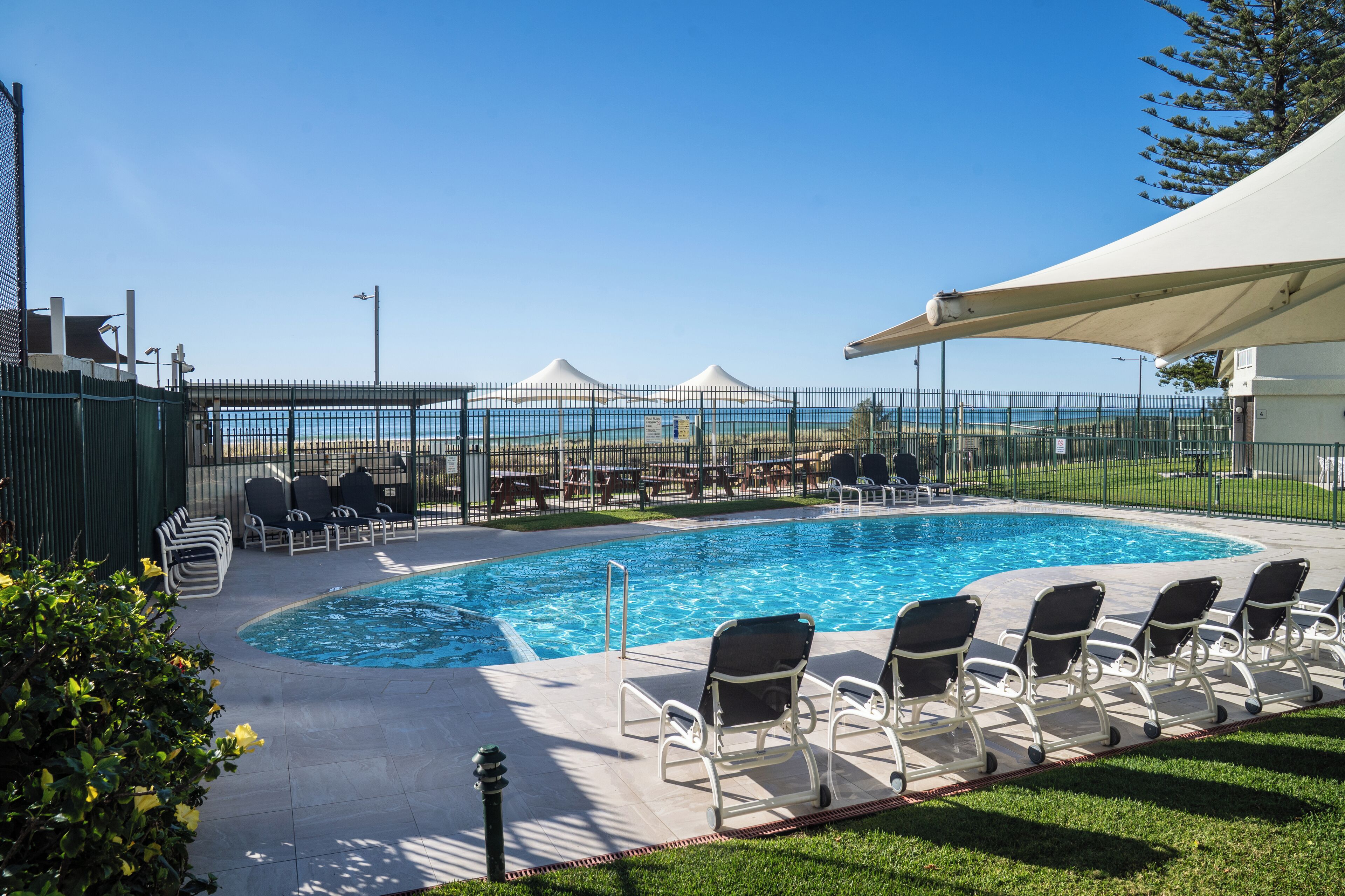 Alberca al aire libre y camastros 