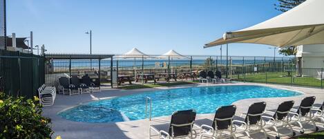 Piscina externa, espreguiçadeiras